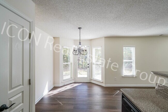 Building Photo - 2/2.5 end unit townhome in Woodstock
