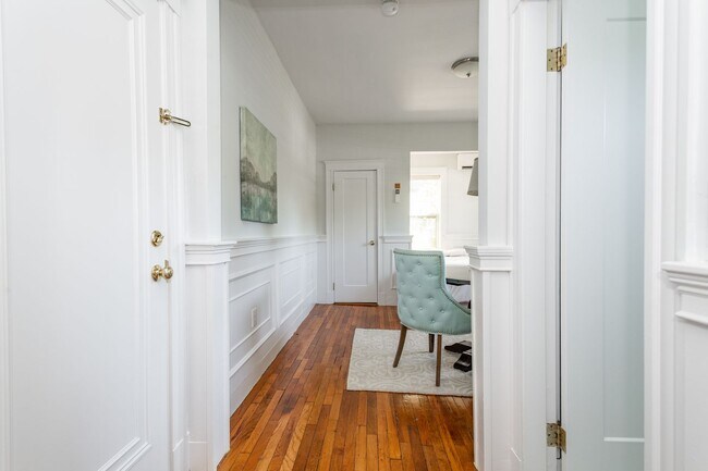 Building Photo - Great Studio in perfect location! Laundry in building.