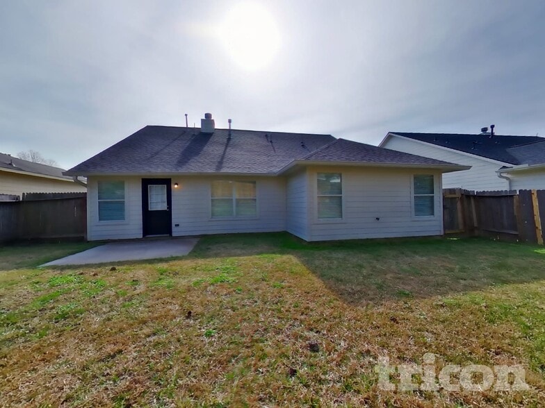 Building Photo - 2002 Briar Grove Dr