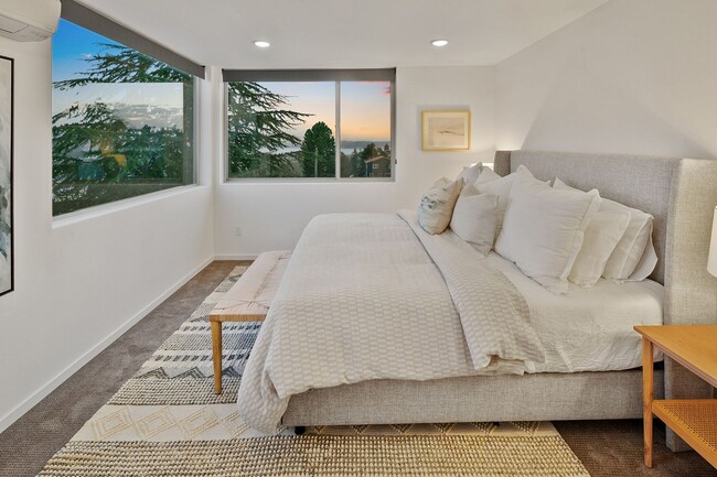 Building Photo - Urban luxury home with Views!