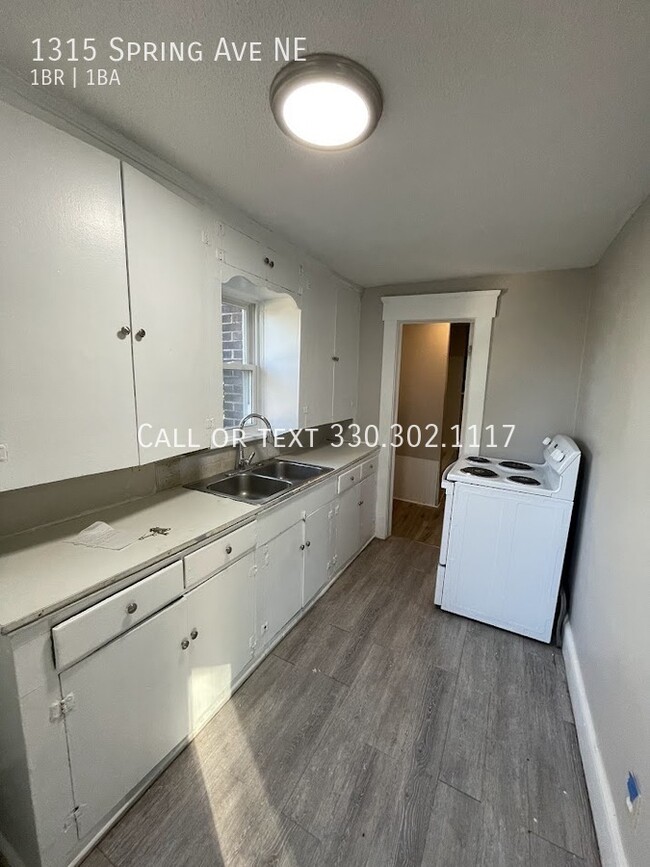 Building Photo - One bedroom one bathroom second level apar...