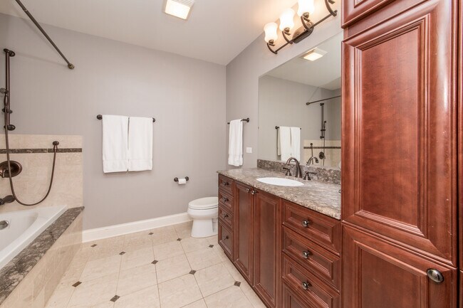 Building Photo - 1021 Peterson Ave