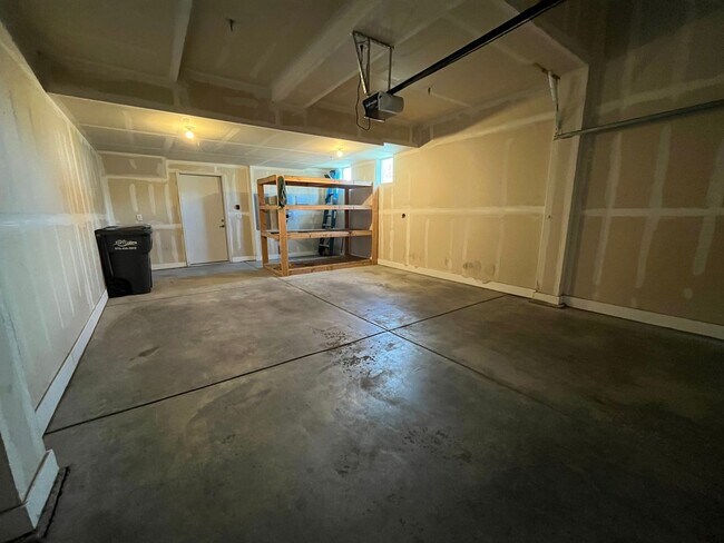 Building Photo - Beautiful Modern Townhouse in North Fort C...