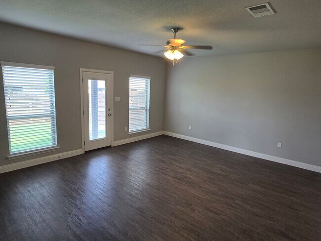 Building Photo - Beautiful 4/2 + Private Fenced Yard + Addi...