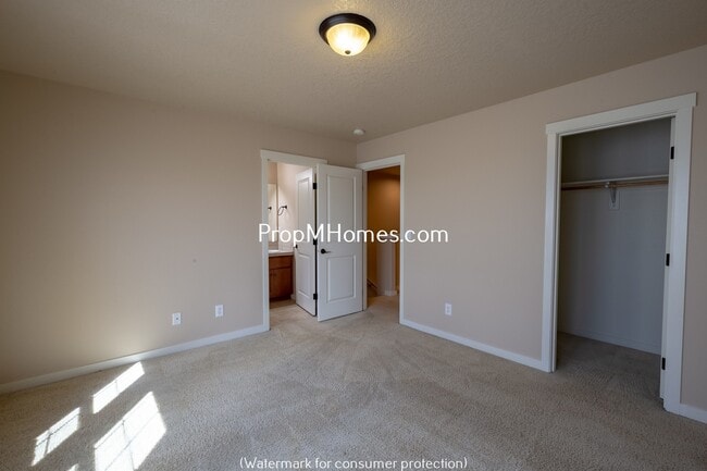 Building Photo - Three Bedroom Townhome in Great Canby Neighborhood!
