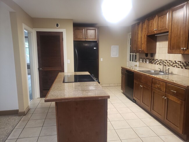 Building Photo - Large Unique House in Milwaukie with Big F...