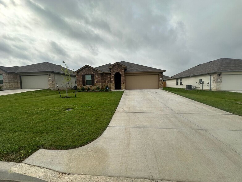Primary Photo - 11424 Patera St