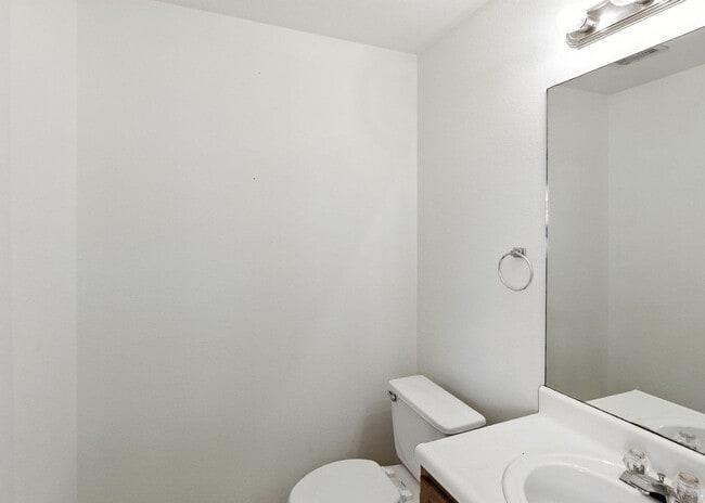 Building Photo - Easy Access to Hwy 90 & Loop 410
