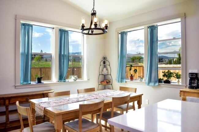 Building Photo - 214 Oak Crest Way