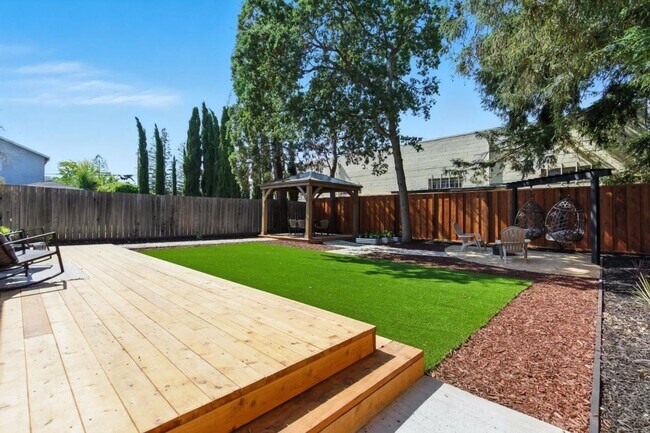 Building Photo - Refined Redwood City Living: Exquisitely R...