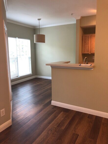 Building Photo - 700 Daniel Ellis Dr