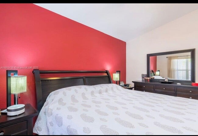 Building Photo - 1940 SE 14th Ct