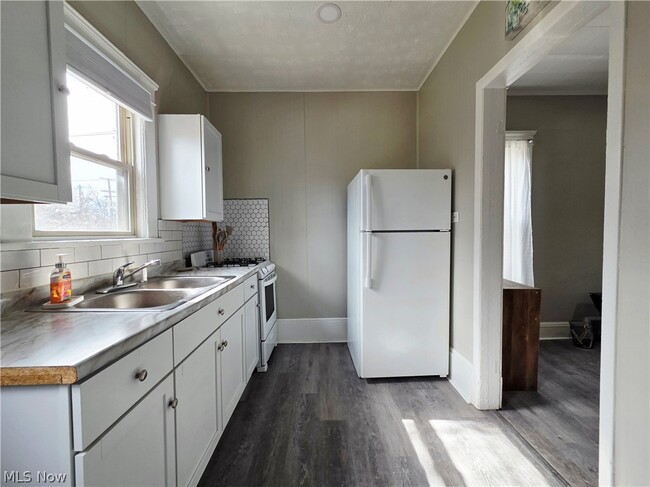 Building Photo - 10415 Bernard Ave