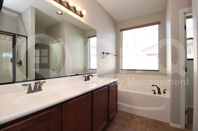 Building Photo - 4072 E Cherry Hills Dr