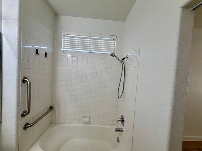 Building Photo - Cute and cozy 2 bedroom 2 bathroom condo