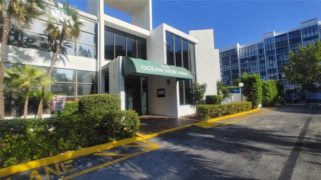 Building Photo - 1000 Parkview Dr