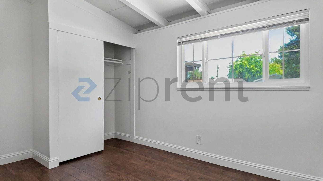 Building Photo - Unit