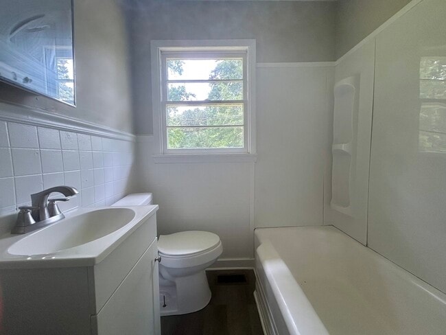 Building Photo - 1646 Amhurst St