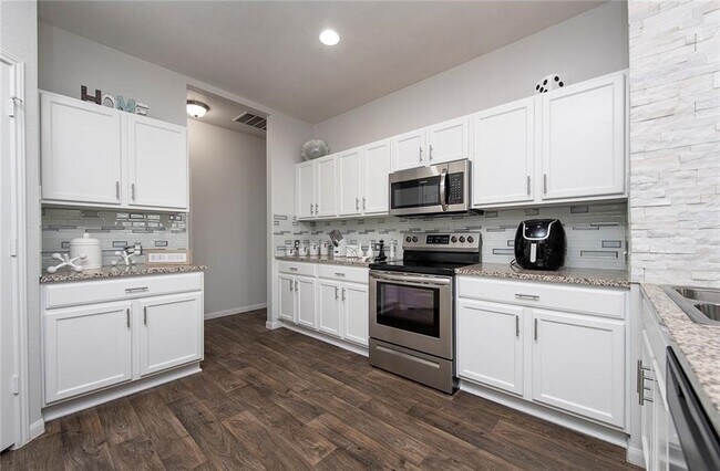 Building Photo - 810 Comal Run