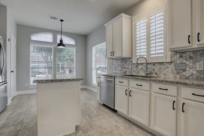 Building Photo - 1408 S Friendswood Dr