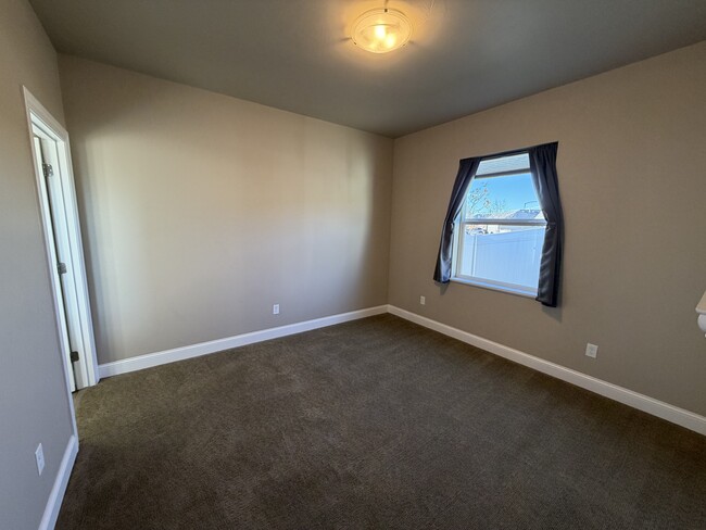 Building Photo - 1405 Harmony Ct