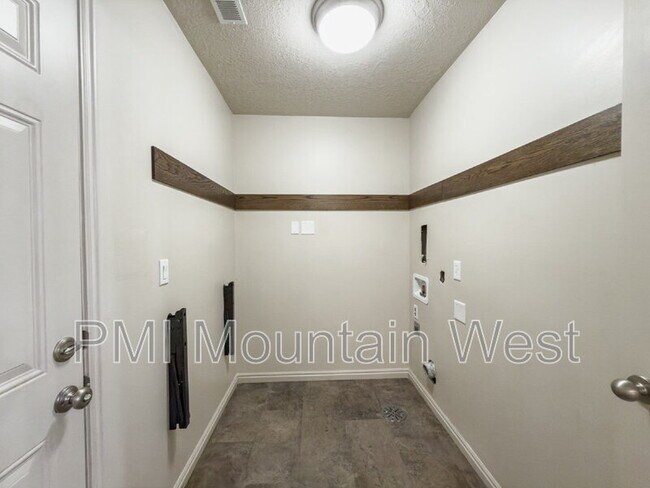 Building Photo - 955 Alton Dr
