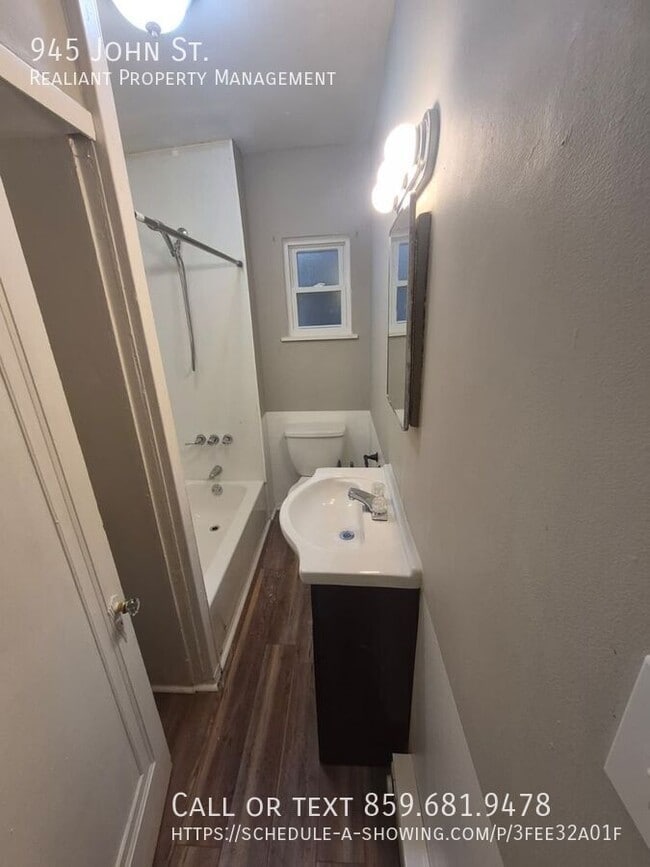 Building Photo - 945 John St