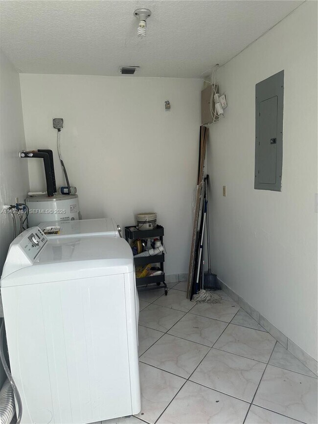 Building Photo - 1139 Freshwater Lakes Dr