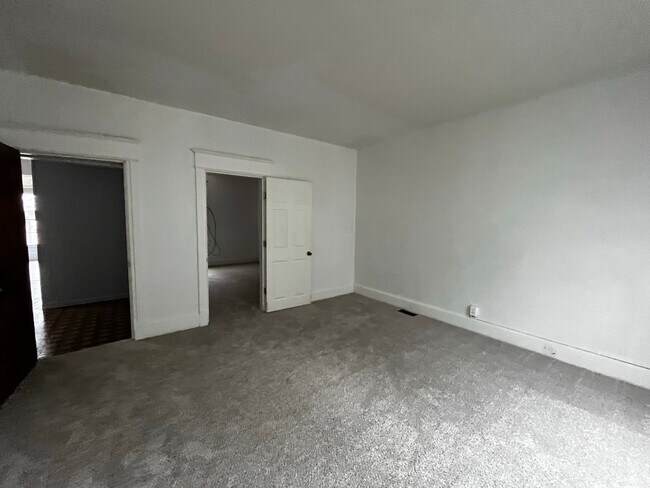 Building Photo - 1458 W 3rd St