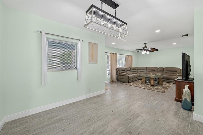 Building Photo - 135 E 28th St