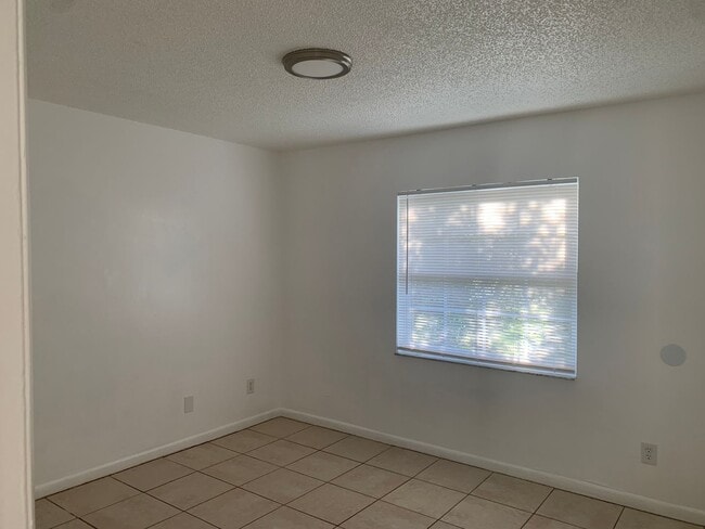 Building Photo - Vero Beach 2 Bedroom 1 Bath