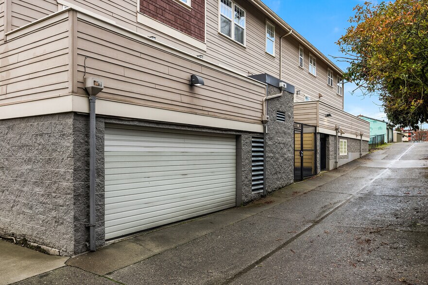 Building Photo - 5430 California Ave SW