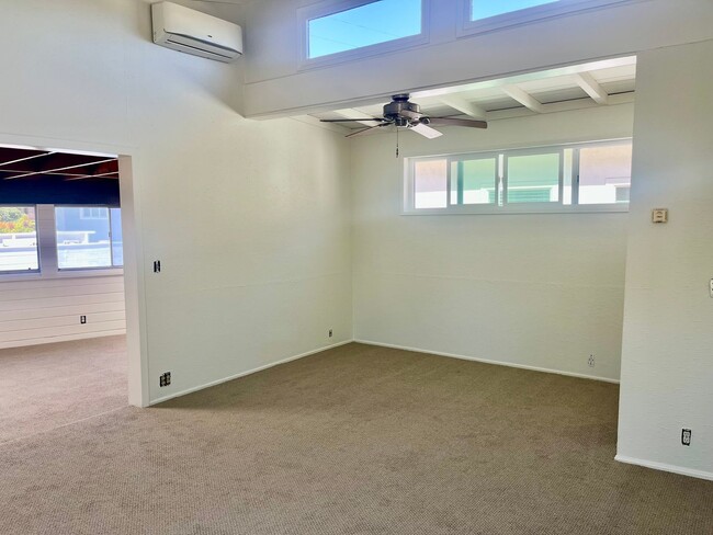 Building Photo - Bright 1.5 bed / 1 bath upstairs apartment...