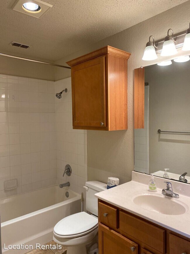 Building Photo - 2 br, 2.5 bath House - 2112 Main Street #4