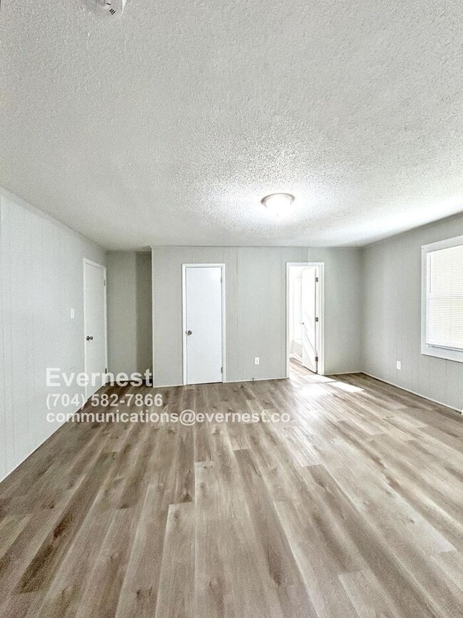 Building Photo - Lovely 3-Bedroom Home with Fenced Yard and...