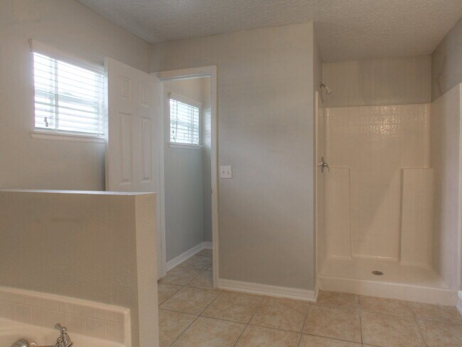 Building Photo - 744 Westcliffe Dr