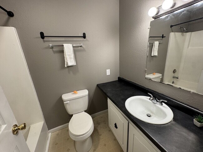 Building Photo - Easy Like Sunday Morning — Comfortable 2 Bed Apartment in Pawnee