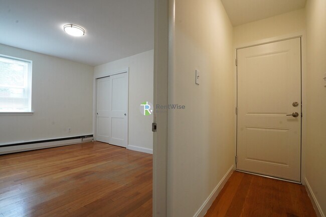 Building Photo - 14 Marion St