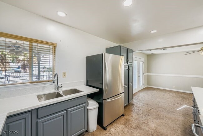 Building Photo - 571 Blackmore Dr
