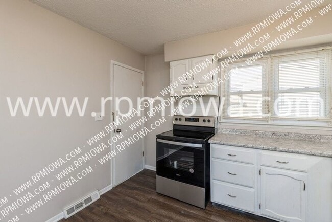 Building Photo - 213 NW Arlan Dr