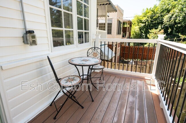 Building Photo - 419 W Orange St