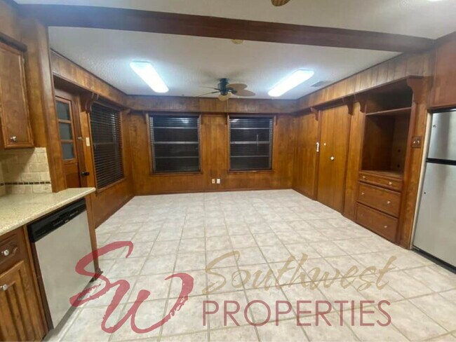 Building Photo - Spacious 3 Bedroom Brick Home in the Heart of Stephenville!