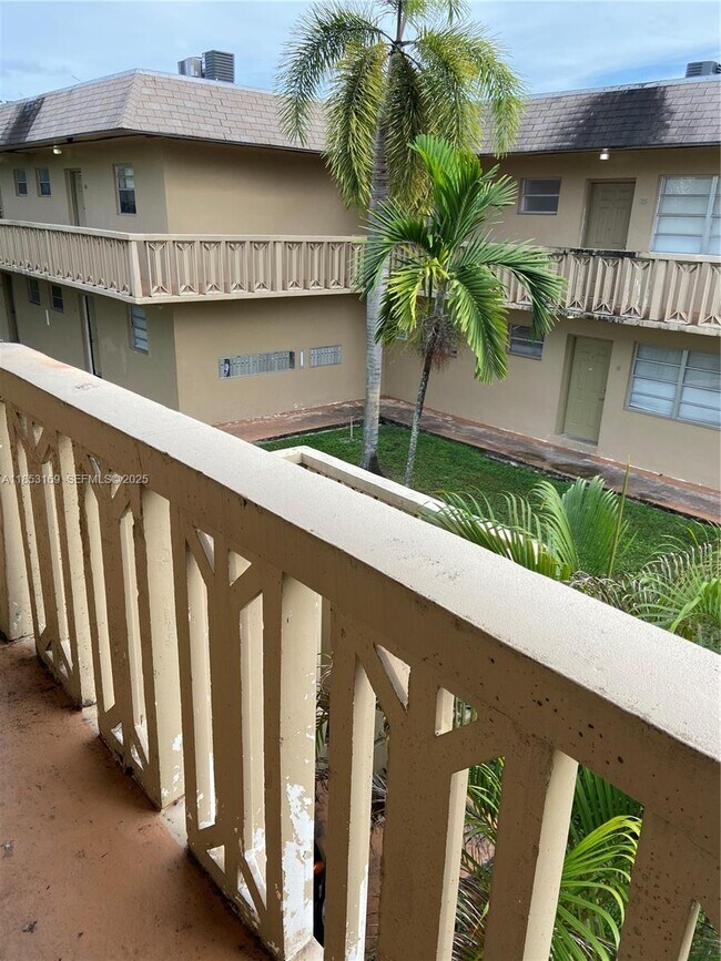 Building Photo - 1350 NE 119th St