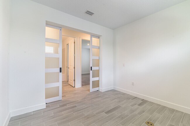 Building Photo - Stunning 2 Bed/2 Bath Home in Esplanade wi...