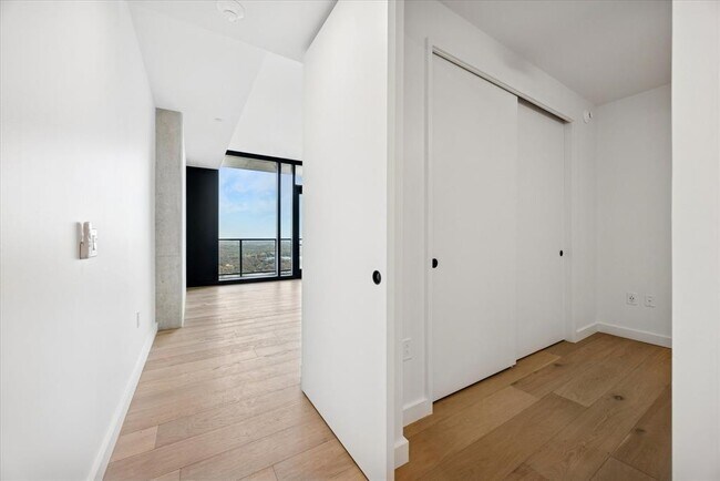 Building Photo - 610 Davis St