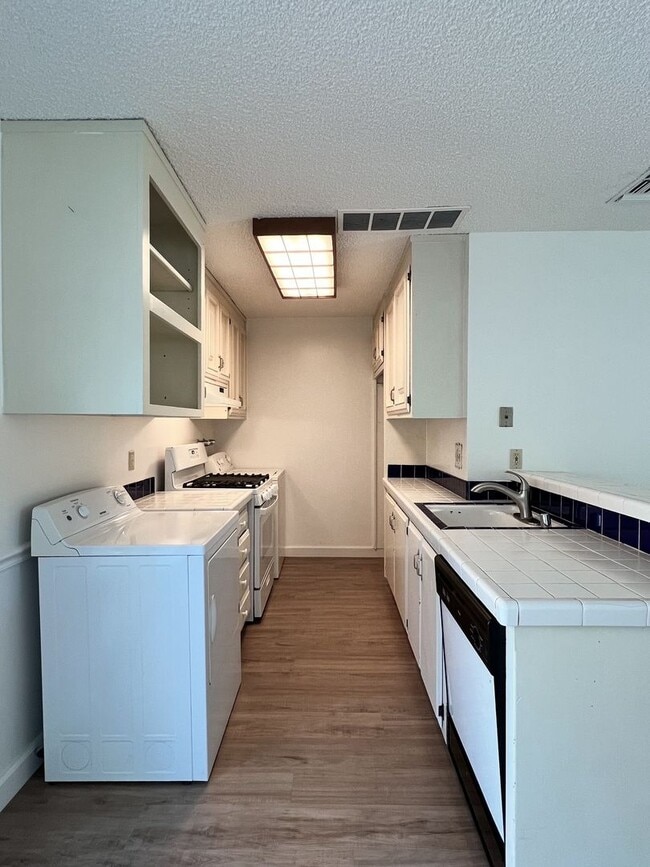 Building Photo - Two Bedroom Napa Condo