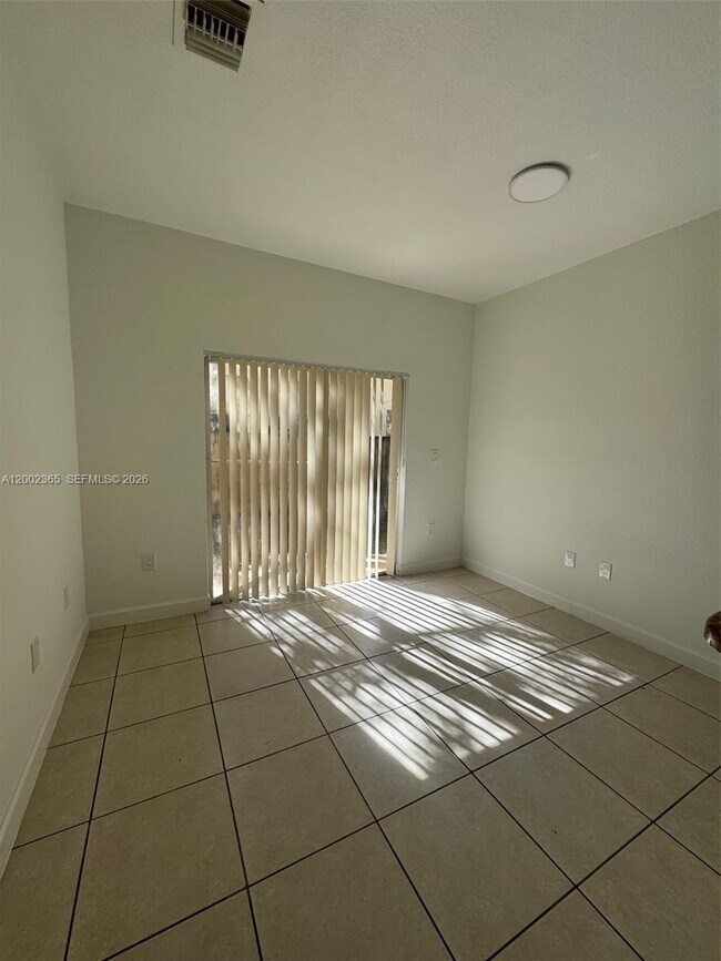 Building Photo - 1652 SE 28th St