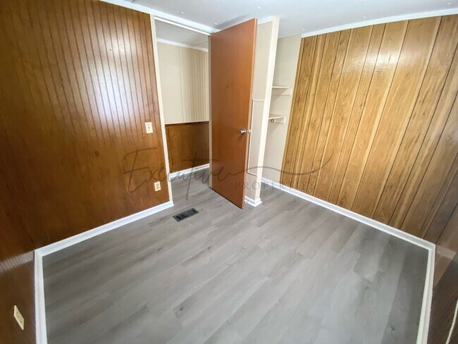 Building Photo - For Rent: 2-Bedroom Mobile Home in Sulphur...