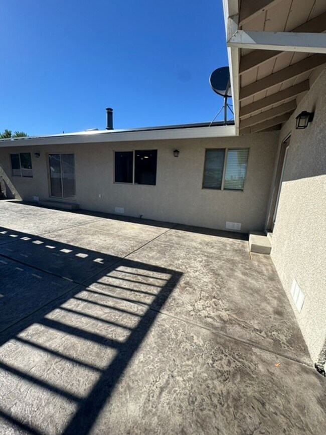 Building Photo - Beautiful 4 Bedroom 2 Bathroom Home with Solar!