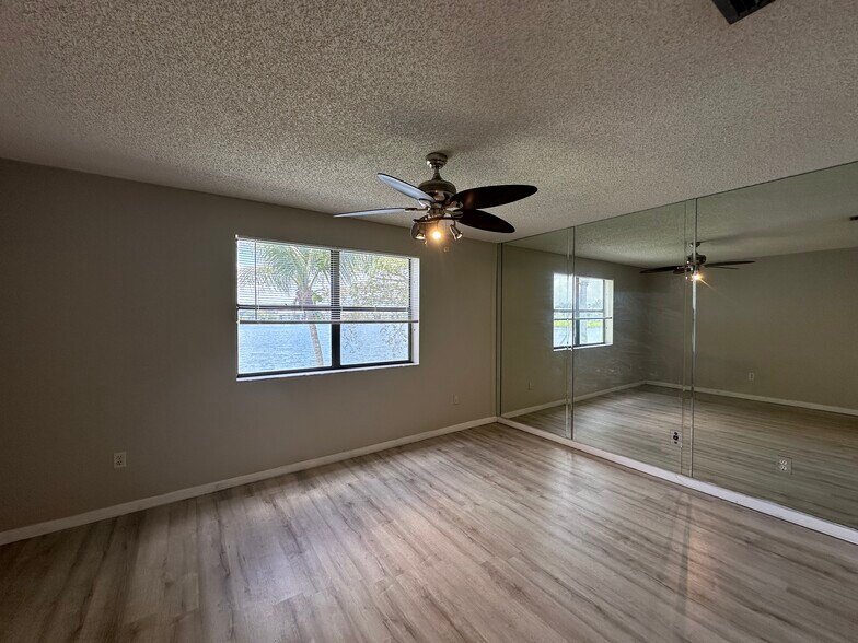 Building Photo - 1024 S Independence Dr